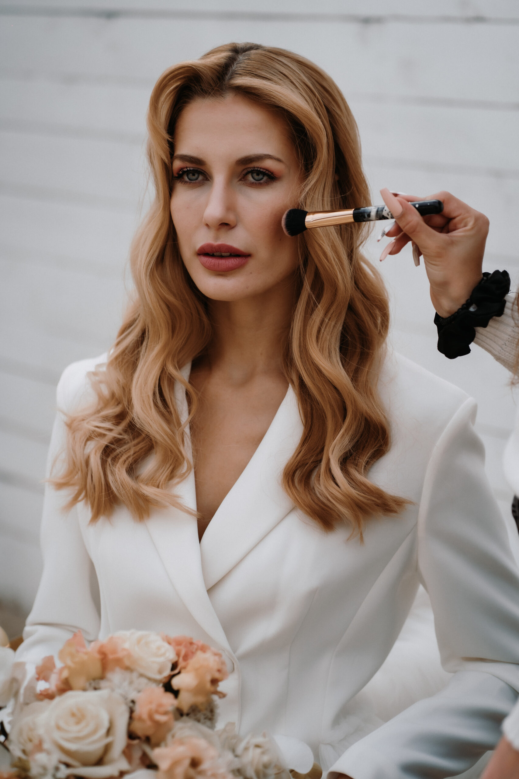 Cleanes und elegantes Brautstyling mit offenen Wellen und soft Glam Make Up in Siegen