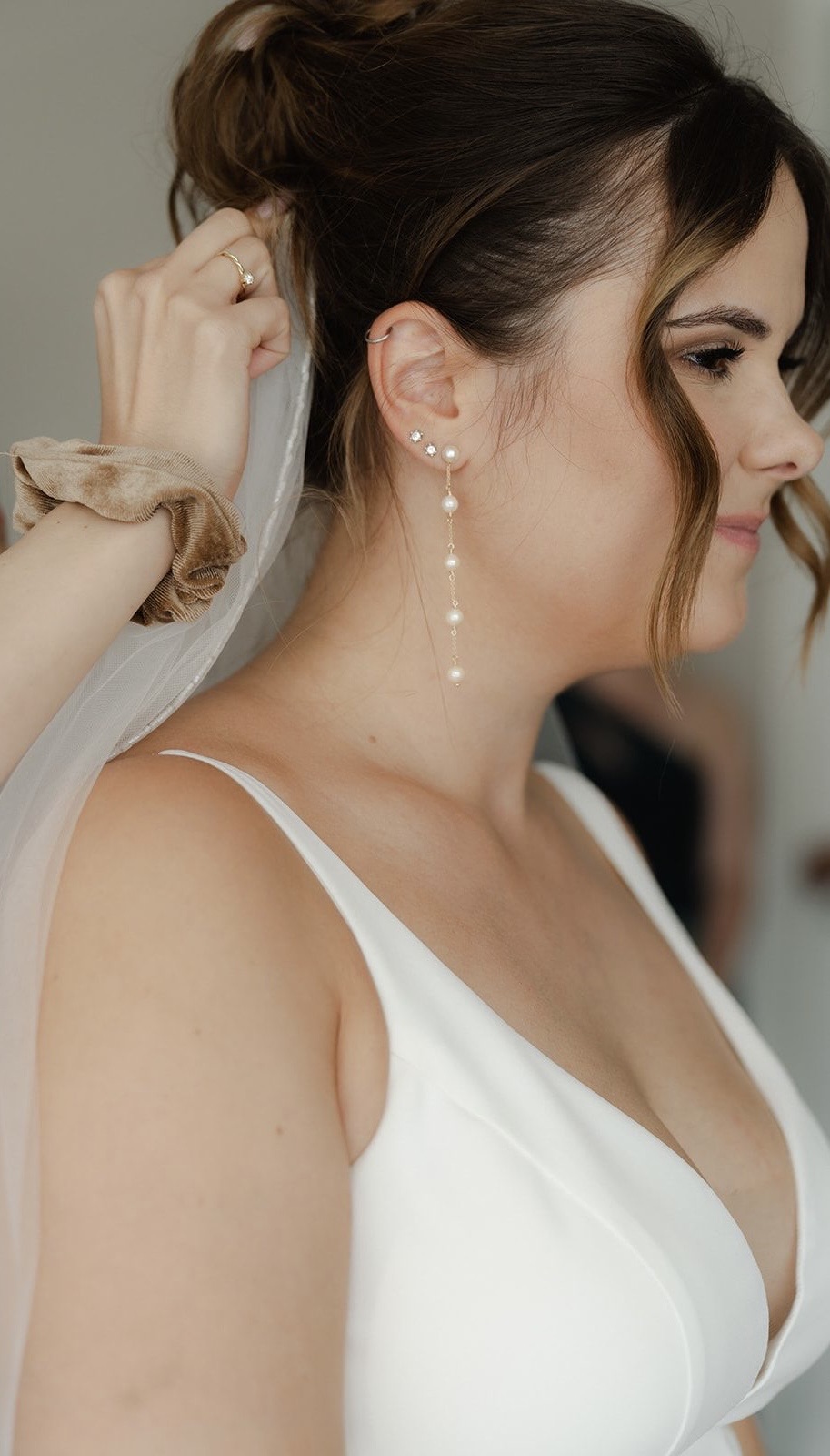 Schleier in eine moderne Hochsteckfrisur im Rahmen eines Brautstylings einarbeiten, French Twist für elegante Bräute