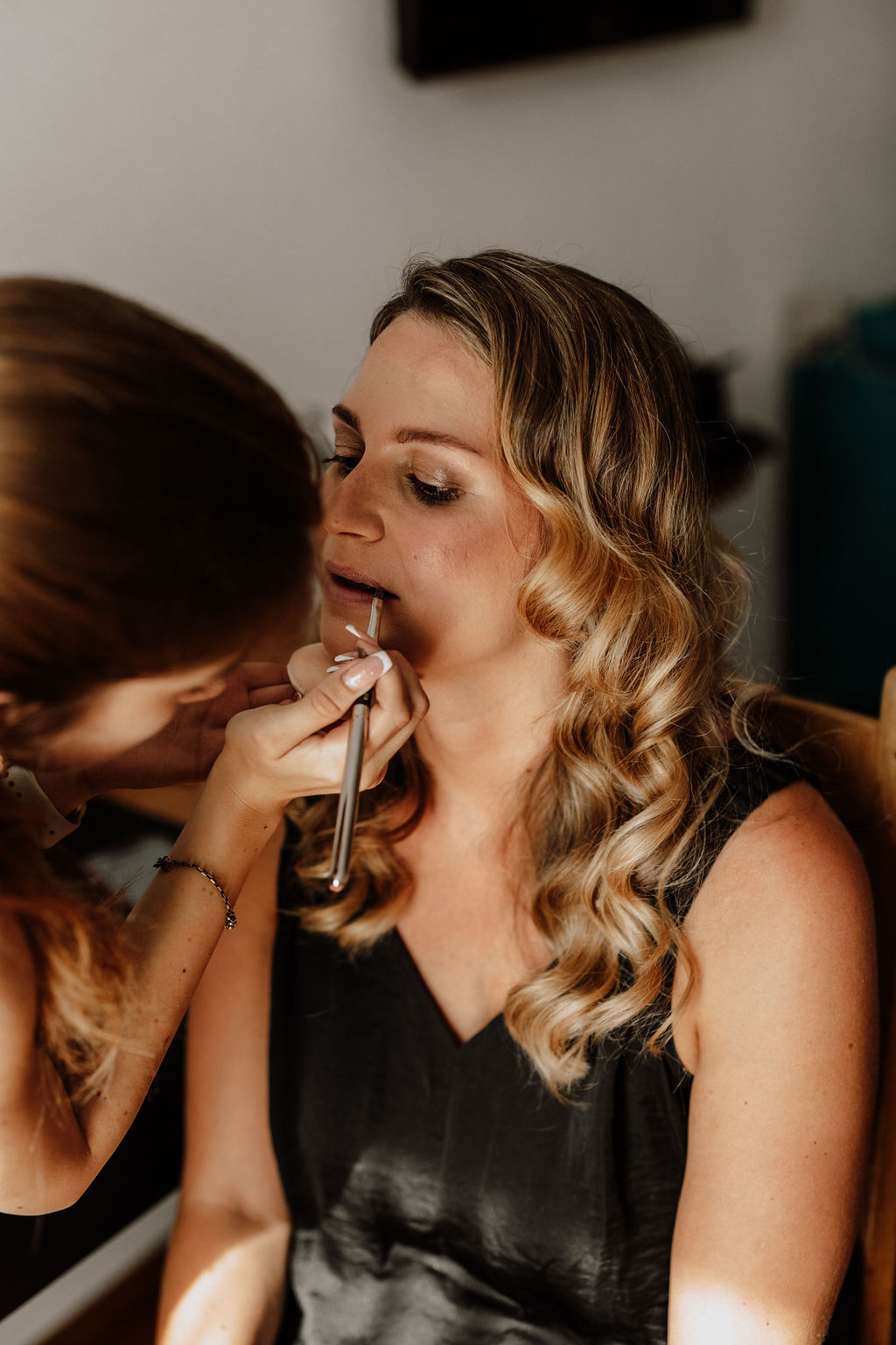 Lippen schminken für ein glowy Braut Make Up im Rahmen eines mobilen Brautstyling in Siegen und Umgebung